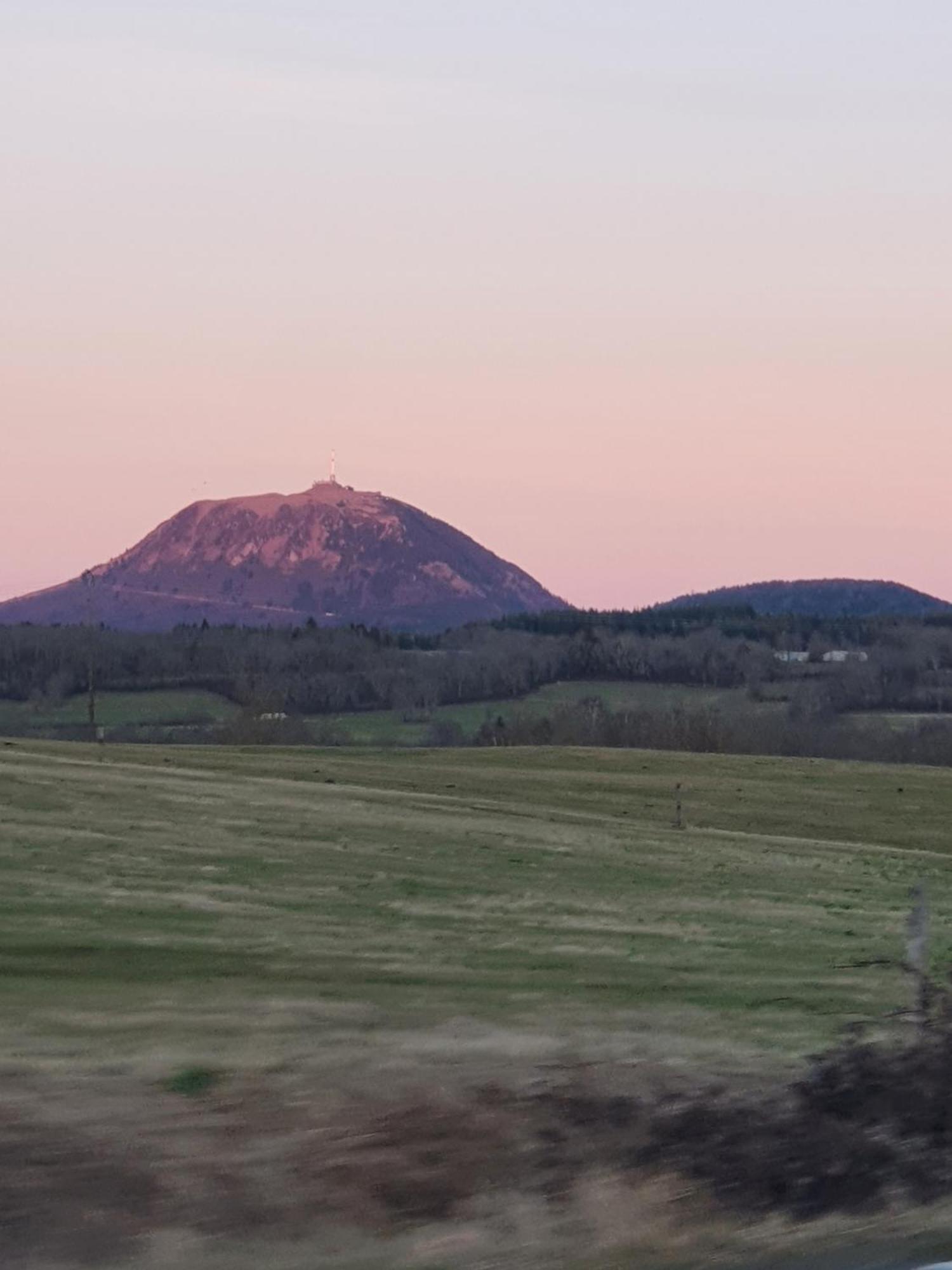 Gite M Et M Nébouzat Exteriör bild